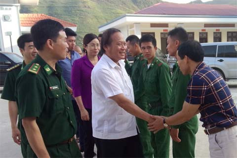  Bộ trưởng Trương Minh Tuấn thăm và tặng quà Đồn biên phòng Lũng Cú 