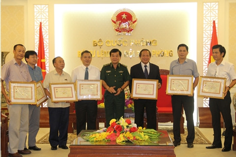  Trao tặng Kỷ niệm chương “Vì chủ quyền, an ninh biên giới Tổ quốc” cho Bộ trưởng Trương Minh Tuấn và Lãnh đạo Bộ TT&TT 
