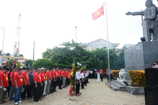  Lễ chào cờ tại đảo Lý Sơn - cộng đồng CNTT-TT Việt Nam hướng đến biển đảo 