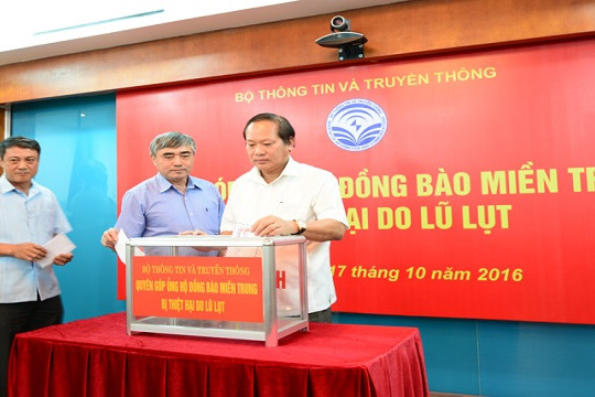  Bộ TT&TT quyên góp ủng hộ đồng bào lũ lụt miền Trung 