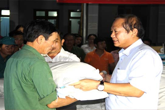  Bộ trưởng Trương Minh Tuấn thăm, động viên và tặng quà đồng bào bị thiên tai tại hai tỉnh Hà Tĩnh, Quảng Bình 