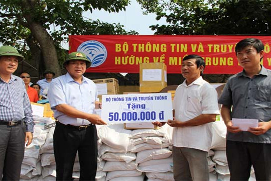  Bộ trưởng Trương Minh Tuấn thăm, động viên và tặng quà đồng bào bị thiên tai tại Quảng Bình 