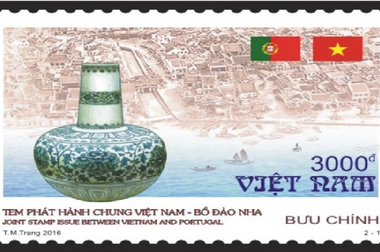 Hình ảnh bình gốm Chu Đậu trên mẫu tem bưu chính phát hành chung Việt Nam – Bồ Đào Nha 