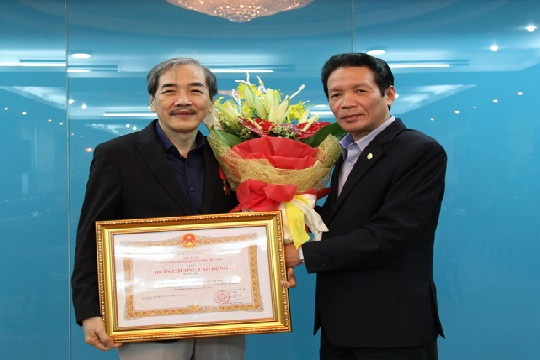  Trao tặng Huân chương Lao động hạng Ba cho Phó Cục trưởng Cục Báo chí Vũ Thanh Sơn 