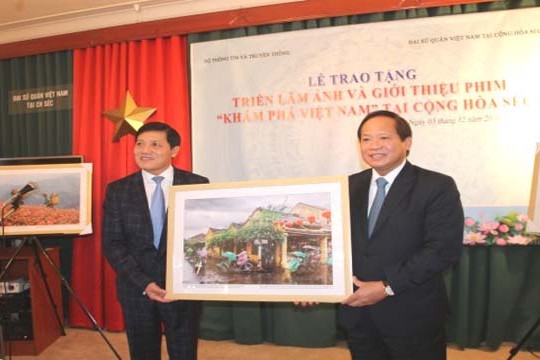  Bộ TT&TT trao tặng ảnh và phim "Khám phá Việt Nam" cho Đại sứ quán Việt Nam và Hội người Việt Nam tại Séc 