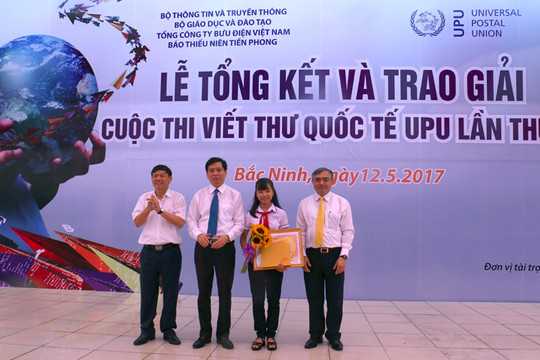  Trao giải Nhất cuộc thi viết thư UPU lần thứ 46 cho học sinh Đà Nẵng 
