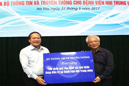  Bộ trưởng Trương Minh Tuấn tặng quà cho Bệnh viện Nhi Trung ương 