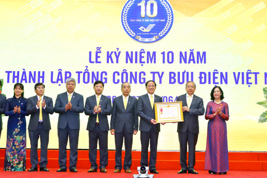  Bưu điện Việt Nam kỷ niệm 10 năm thành lập và đón nhận Huân chương Lao động hạng 3 