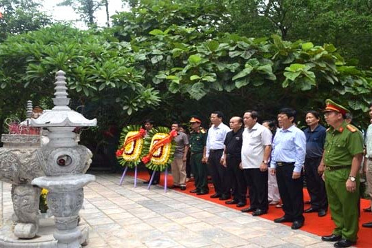  Bộ trưởng Trương Minh Tuấn tặng quà các gia đình chính sách 