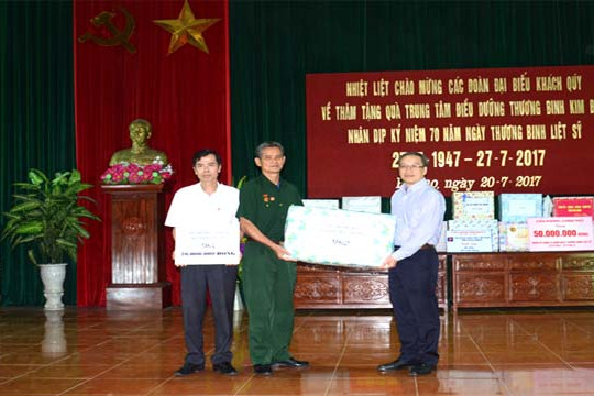  Bộ TT&TT tri ân, tặng quà thương binh tại Trung tâm Điều dưỡng thương binh Kim Bảng 