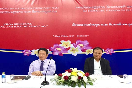  Việt Nam giúp các nhà báo Lào nâng cao nghiệp vụ ảnh báo chí 