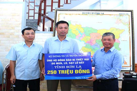  Bộ TT&TT thăm, tặng quà đồng bào bị thiệt hại do mưa lũ tại huyện Mường La, tỉnh Sơn La 