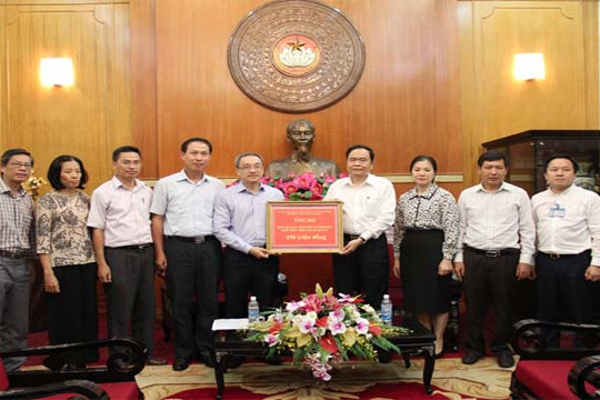  Bộ TT&TT trao tiền ủng hộ đồng bào bị thiên tai cho Ủy ban Trung ương MTTQ Việt Nam 