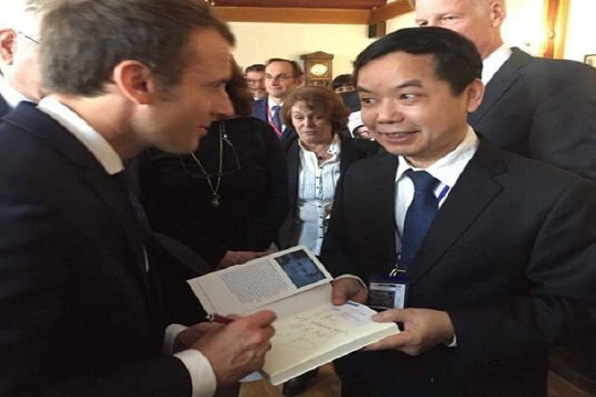  Tổng thống Pháp Macron chọn First News ký hợp đồng bản quyền xuất bản sách 