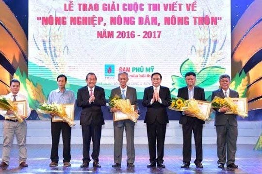  Phó Thủ tướng Trương Hòa Bình trao giải cuộc thi viết về tam nông 