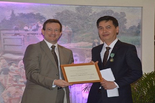  Cộng hòa Pháp trao Huân chương Hiệp sĩ Văn học và Nghệ thuật cho ông Đặng Thanh Tùng 