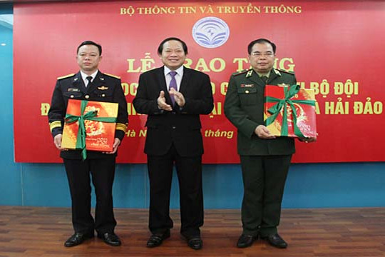 Bộ TT&TT trao tặng 3000 lịch blốc cho các đơn vị thuộc Bộ Tư lệnh Bộ đội biên phòng và Bộ Tư lệnh Hải quân 