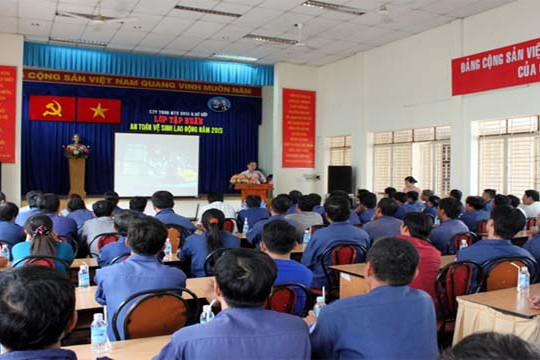  Khu công nghiệp và chế xuất Hà Nội: Tập huấn ATVSLĐ cho 200 cán bộ CĐCS 