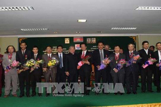  Chính phủ Campuchia trao Huân chương cho cán bộ Ngoại giao và Báo chí Việt Nam 