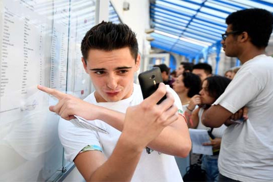  Pháp ban hành lệnh cấm sử dụng smartphone tại trường học 