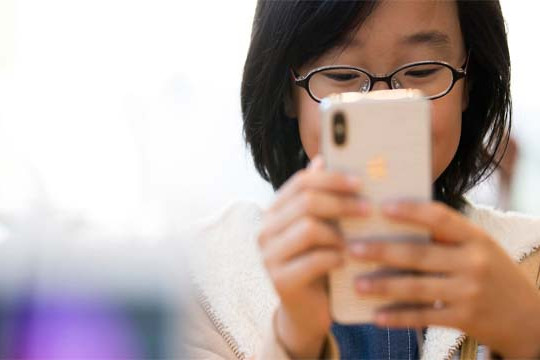 Pháp ban lệnh cấm học sinh sử dụng điện thoại di động 