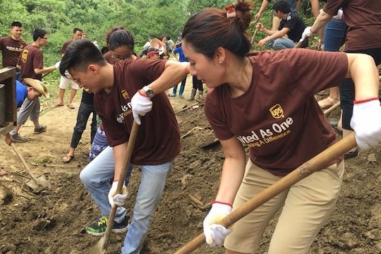  Nhân viên của UPS vừa góp hơn 2.000 giờ tình nguyện tại Việt Nam 