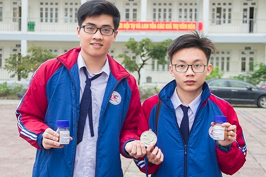 Hai học sinh chuyên Hạ Long giành giải thưởng Quốc tế nhờ "chữa bệnh" cho tôm 