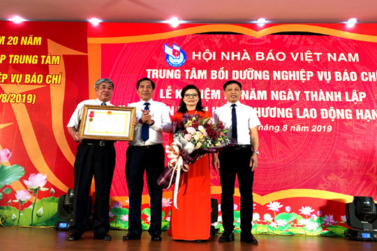  Trung tâm Bồi dưỡng Nghiệp vụ báo chí - Hội nhà báo Việt Nam nhận Huân chương Lao động hạng Nhì 