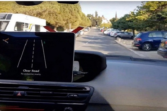  Khai thác AI và điện thoại thông minh để cảnh báo lái xe khi có người đi bộ qua đường 