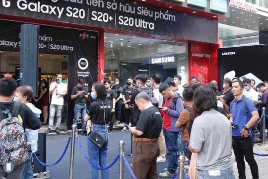  Đông người tụ tập mua Galaxy S20 giữa đại dịch covid-19 