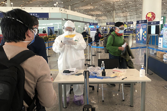  Trung Quốc: Khách nhập cảnh bị kiểm tra "chân tơ kẽ tóc", không cho COVID-19 một cơ hội xâm nhập 