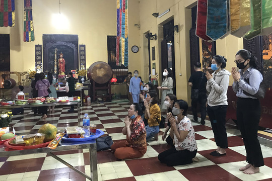 Các ngôi chùa tại Hà Nội không còn cảnh chen lấn trong những ngày đầu tháng âm lịch, khách viếng thăm được Ban quản lý chùa nhắc nhở khi không đeo khẩu trang 