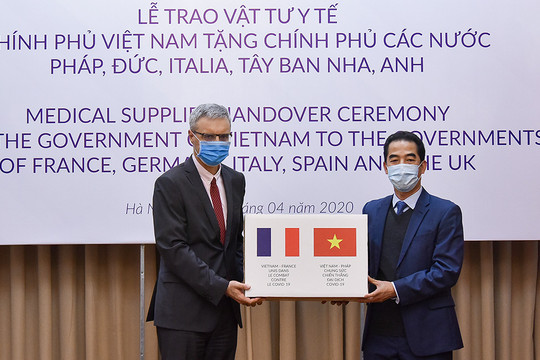 Việt Nam trao tặng 550.000 khẩu trang giúp các nước châu Âu chống dịch Covid-19