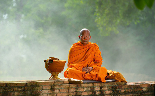 Chàng trai hỏi làm sao để làm hài lòng Trời Phật, vị sư bảo ra nghĩa địa làm 1 việc kỳ lạ