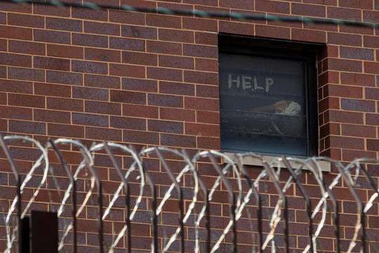Nhà tù ở Mỹ trở thành ổ dịch Covid-19, các tù nhân sợ hãi viết lời kêu cứu trên cửa kính