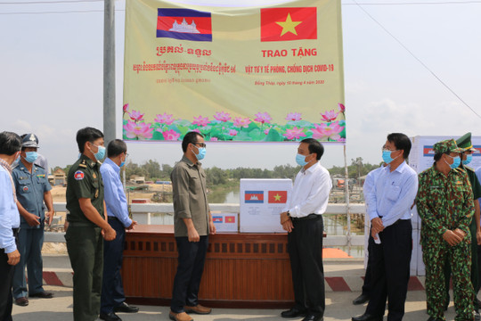Đồng Tháp trao tặng tỉnh Prây Veng (Vương quốc Campuchia) hàng ngàn vật tư y tế chống Covid-19