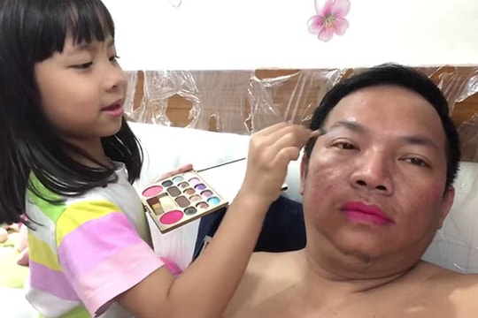 Ở nhà tránh dịch: Con gái lấy bố ra làm người mẫu trang điểm, tô son hồng, mắt xanh, xong chốt hạ một câu "rụng rời"