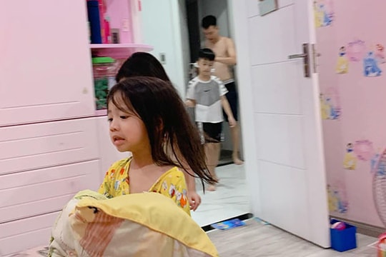 Nhà Ốc Thanh Vân bất ngờ náo loạn lúc nửa đêm, vợ chồng con cái ôm chăn chạy thoát thân, nhìn mặt lũ trẻ mới "hốt hoảng"