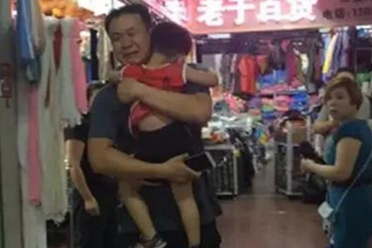 Hình ảnh ông bố vừa bế con vừa khóc mếu giữa chợ gây chú ý, khi biết nguyên do những ai có con nhỏ đều thấu hiểu
