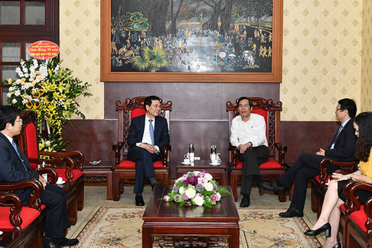 Bộ trưởng Nguyễn Mạnh Hùng thăm và chúc mừng Hội Nhà báo Việt Nam