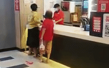 Dân mạng bức xúc clip một phụ nữ nguyền rủa nhân viên KFC nhưng phản ứng của người bán hàng mới là điều đáng chú ý