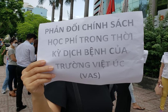 Bức xúc với chính sách thu học phí mùa dịch, phụ huynh đồng loạt kéo đến trường Quốc tế Việt Úc phản đối