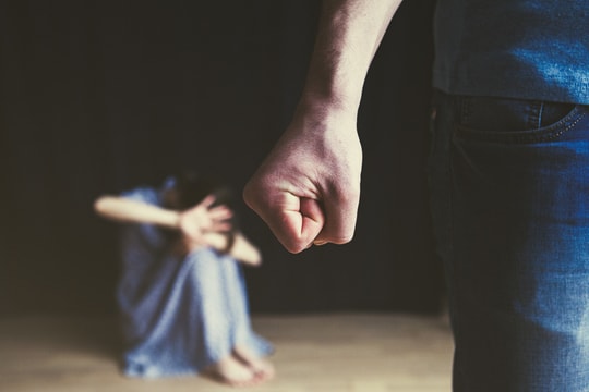 Cô gái 17 tuổi bỏ trốn khỏi nhà trọ sau 3 năm bị giam cầm, bóc trần sự thật tàn nhẫn về gã chồng "cộp mác" thân thiện với hàng xóm