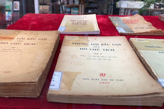 TP. Hồ Chí Minh trưng bày sách, tư liệu quý về Bác