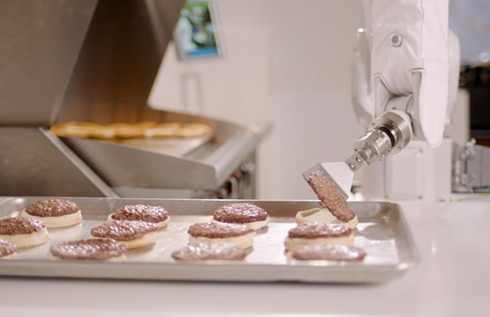 Các đầu bếp robot "lên ngôi" trong mùa dịch bệnh COVID-19