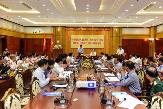 Bộ trưởng TT&TT Nguyễn Mạnh Hùng:
'Chuyển đổi số bắt đầu từ các vấn đề cụ thể ở địa phương'
