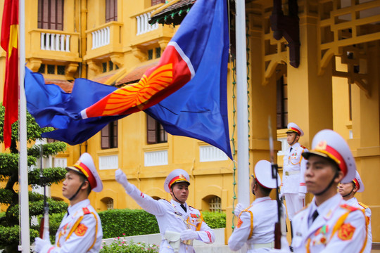 Lá cờ ASEAN tung bay nhân kỷ niệm 53 năm ngày thành lập 
