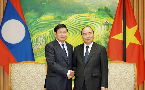 Thủ tướng Chính phủ Nguyễn Xuân Phúc tiếp Thủ tướng Chính phủ Lào Thongloun Sisoulith