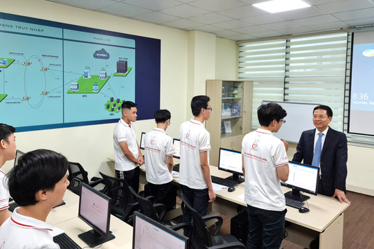 Sinh viên PTIT chạm ước mơ thiết lập mạng 4G với  phòng lab Viettel
