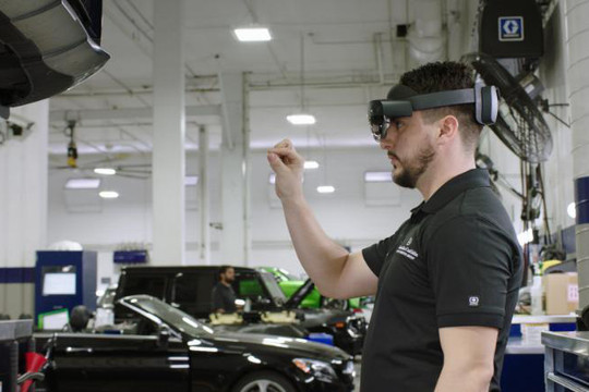 HoloLens có thể giúp sửa chữa ô tô như thế nào?